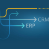 Titelbild Blogbeitrag CRM und ERP Pfeile auf blauem Hintergrund